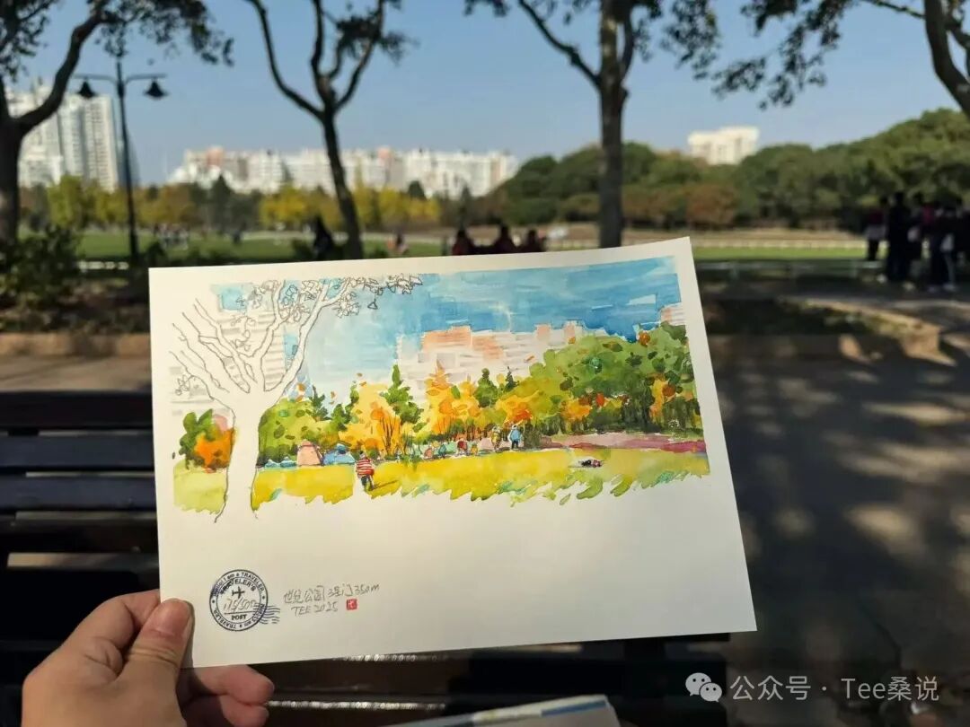 手持公园草坪与树木的水彩写生,背景是树荫和远处建筑